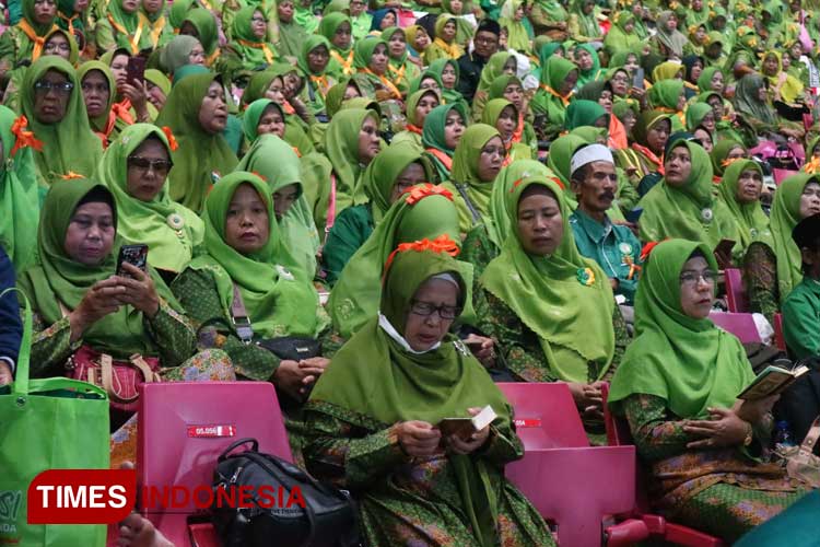 Jamaah Muslimat NU saat mengikuti Khataman Al Quran. (FOTO: Fahmi/TIMES Indonesia)