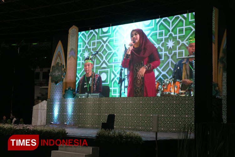Grup musik Ki Agung Ganjur menghibur para jamaah Muslimat NU di Harlah ke-78 Muslimat NU. (FOTO: Fahmi/TIMES Indonesia) 