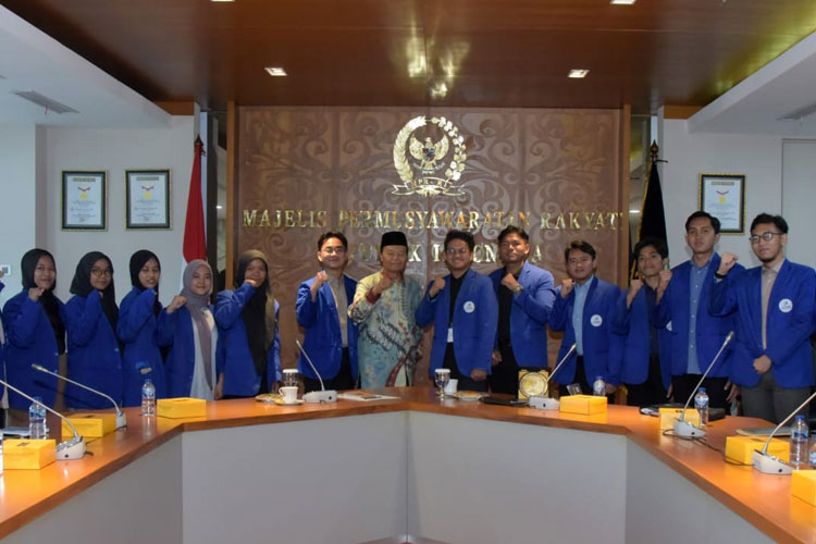 Hidayat Nur wahid saat  berdialog dengan mahasiswa Program Studi Administrasi Bisnis, Universitas Darunnajah, Jakarta, Kamis (18/1/2024). (Foto: dok MPR RI)