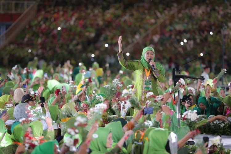Gubernur Khofifah saat membuka Harlah ke-78 Muslimat Nahdlatul Ulama (NU) di Stadion Utama Gelora Bung Karno (GBK), Jakarta, Sabtu (20/1/2024). (FOTO: Dok. Humas Pemprov Jatim)