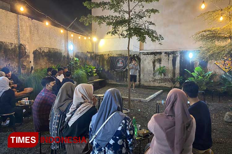 Komunitas Stand Up Comedy Jombang saat open mike rutinan di Baradaya Kopi Jombang, Jum’at (19/1/2024) malam. (FOTO: Rohmadi/TIMES Indonesia)