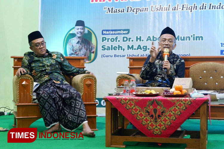 Prof Dr Abdul Mun'im Saleh didampingi KH Luqman Harits Dimyathi mengisi kuliah umum membahas masa depan ushul fiqh di Indonesia. (FOTO: Yusuf Arifai/TIMES Indonesia) 