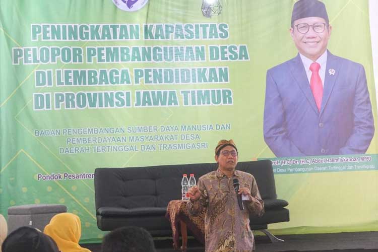 Mendes PDTT saat memberikan pengarahan dalam peningkatan kapasitas pelopor pembangunan desa di PPPI Al-Ittihad, Kabupaten Malang, Jawa Timur. (FOTO: dok. Kemendes PDTT)