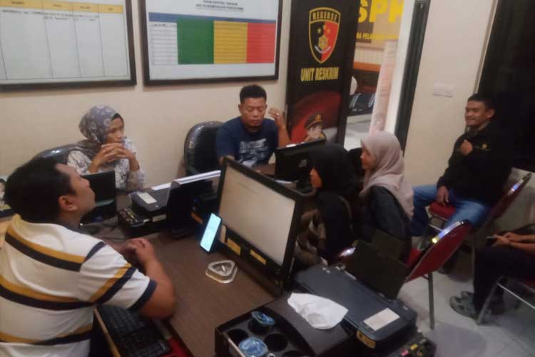 Foto Dua saksi, terkait informasi medsos percobaan perampasan di jalan raya kawasan Desa Paras Kecamatan Poncokusumo, saat dimintai keterangan petugas di Polres Malang, kemarin. (Foto: Humas Polres)