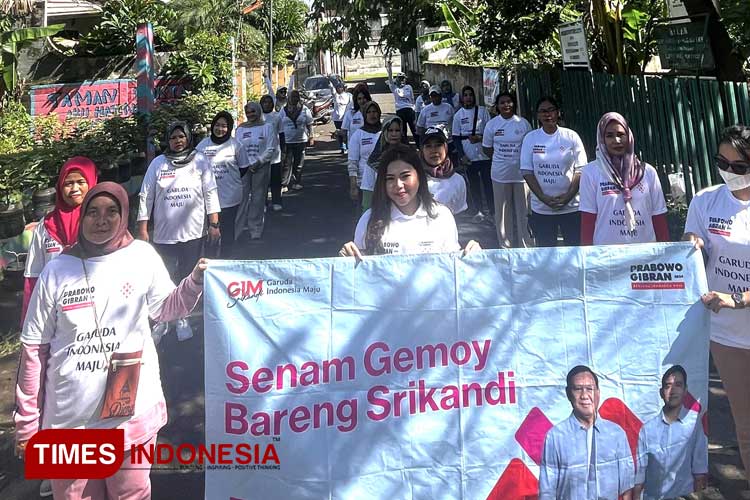 Relawan Garuda Indonesia Maju (GIM) saat kegiatan senam sehat gemoy dan pembagian susu gratis di Pesanggerahan, Jakarta Selatan, Sabtu (20/1/2024). (FOTO: Farid Abdullah/ TIMES Indonesia)