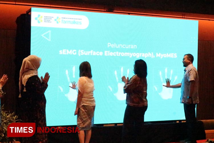Peluncuran alkes SEMG MyoMES yang dilakukan oleh dr. Rifky Ismail dan Dirjen Farmalkes Kemenkes. (FOTO: Fahmi/TIMES Indonesia) 