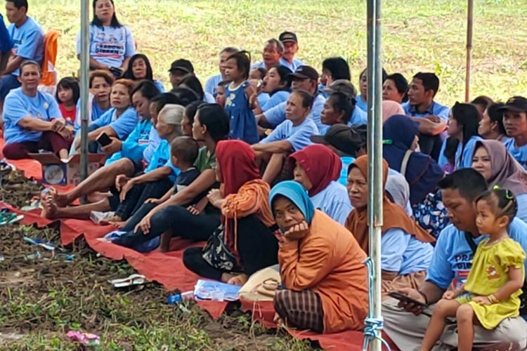 Warga masyarakat hutan, dari Desa Tambakrejo Sumbermanjing Wetan, Kabupaten Malang, saat mengikuti kegiatan pembagian bibit pohon oleh Relawan GEMA PS, Sabtu (20/1/2024). (FOTO: Istimewa) 