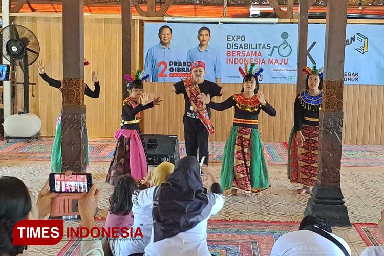 Aksi penampilan Senam Silat Down Syndrome dalam acara Expo Disabilitas dan Deklarasi Dukung Prabowo Gibran di Giga Show, Jalan Gito Gati Sleman Yogyakarta, Sabtu (20/1/2024). (Foto: Hendro SB/TIMES Indonesia)