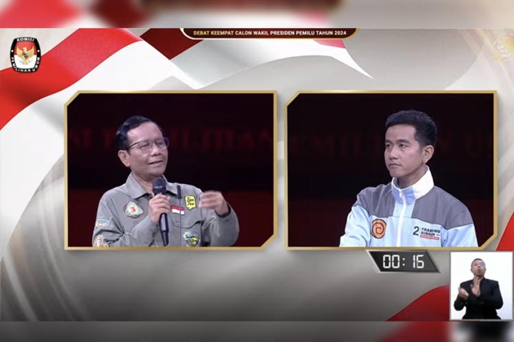 Cawapres Mahfud MD saat berdebat dengan Cawapres Gibran Rakabuming Raka di Debat Cawapres Pilpres 2024 di JCC Senayan Jakarta, Minggu (21/1/2024). (FOTO: Youtube KPU).  