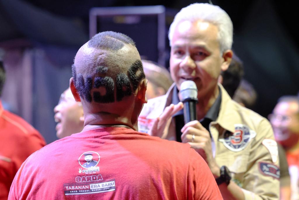 Ganjar Pranowo dj Bali bersama pendukungnya yang mencukur rambut berbentuk angka 3. (Foto: TPN) 