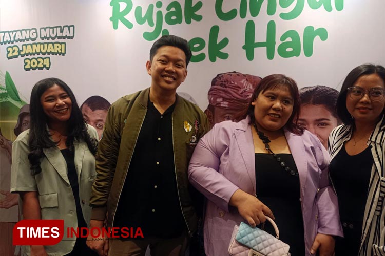 Bayu Skak bersama para cast film Rujak Cingur Lek Har saat meet and greet di Deka Hotel Surabaya, Minggu (21/1/2024). (FOTO: Lely Yuana/TIMES Indonesia)