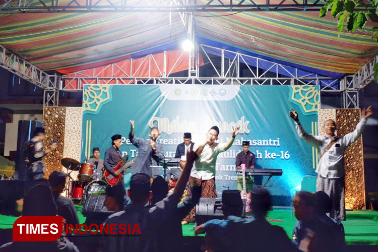 Sukma Band UKM Mahasantri meriahkan Dies Natalis ke-16 Ma'had Aly Al-Tarmasi Pacitan. (FOTO: Yusuf Arifai/TIMES Indonesia) 