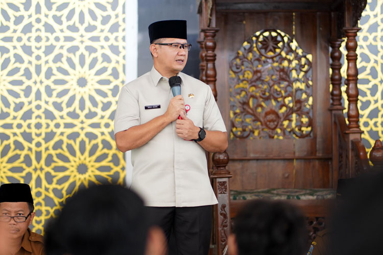 Kepala Dinas Pendidikan Jatim Aries Agung Paewai saat menyampaikan duka cita dalam acara tahlil dan doa bersama para siswa dan para guru di SMAN 1 Sidoarjo, Senin (22/1/2024).(Dok.Humas Dindik Jatim)