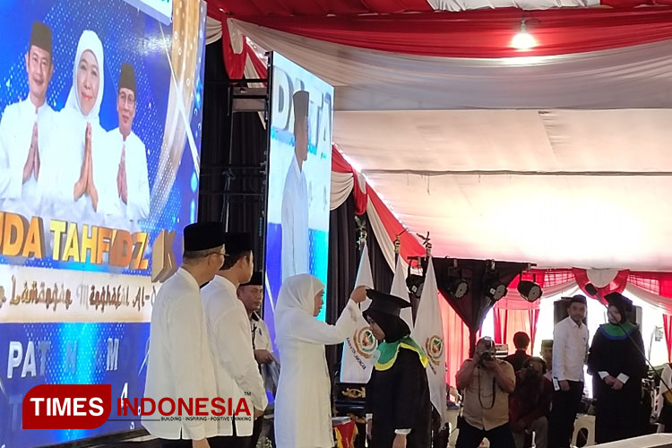 Gubernur Jawa Timur Khofifah Indar Parawansa mewisuda hafidz-hafidzah yang memperoleh nilai mumtaz di Alun-alun Lamongan, Senin (22/1/2024), (Foto : Moch. Nuril Huda/TIMES Indonesia) 