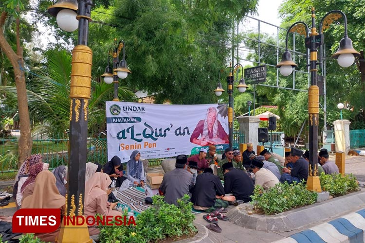 Gelar Karpet dan Duduk Santai di Trotoar, Cara Membumikan Al-Qur'an ala Mahasiswa Undar Jombang 