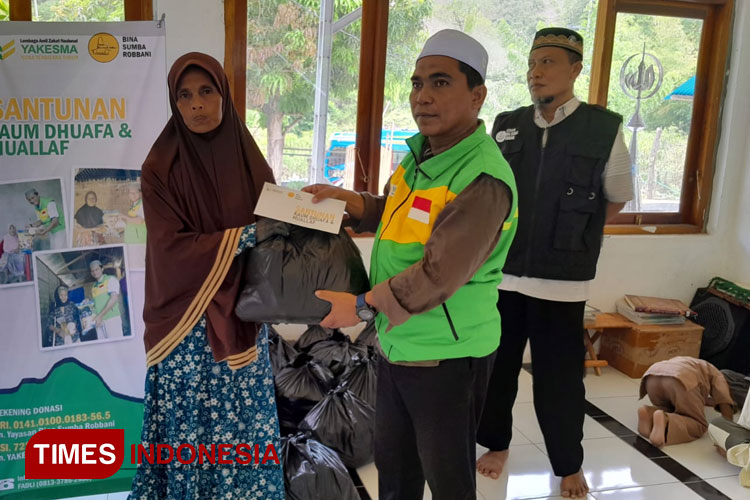 Penanggung Jawab Yayasan Bina Sumba Robbani Mustamal saat menyerahkan santunan salah satu Muallaf di Desa Letena,(FOTO: Habbudin/TIMES Indonesia)