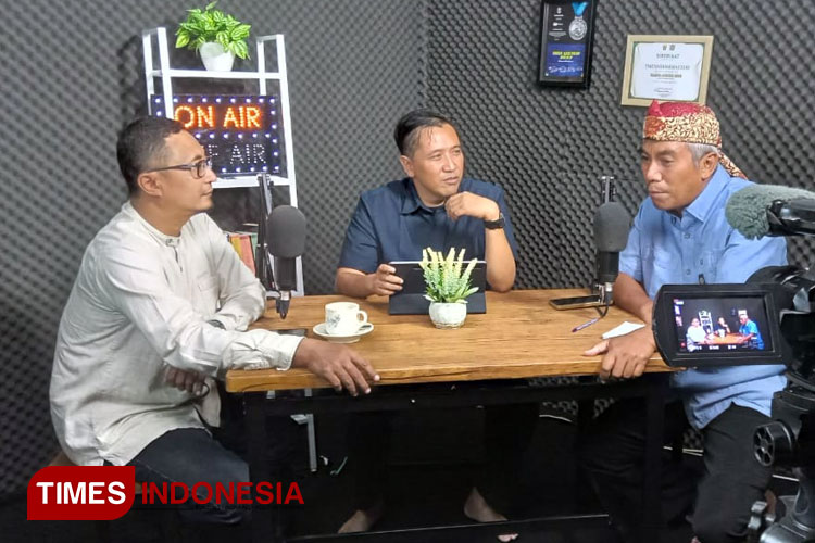 Podcast dan live debat Cawapres yang digelar TIMES Indonesia dengan narasumber Dosen Ilmu pemerintahan Unira Malang, Dafis Ubaidillah Assiddiq S.I.P M.I.P (kiri) dan guru besar bidang Ilmu Humas Prof Prof Rachmat Kriyantono S.Sos., M.Si., Ph.D. 