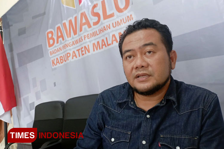 Komisioner Bawaslu Kabupaten Malang, Kordiv Penanganan Pelanggaran, Data dan Informasi, Abdul Alam Amrullah, di Kantor Bawaslu Kabupaten Malang, Selasa (23/1/2024). (Foto: Amin/TIMES Indonesia)