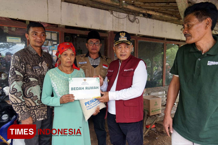 Bupati Malang, HM Sanusi, secara simbolis menyerahkan bantuan redah rumah untuk beberapa warga tinggal di rumah tak layak, di Dusun Pusung Desa Wonorejo Singosari Kabupaten Malang, Selasa (23/1/2024). (Foto: Humas Prokopim/TIMES Indonesia) 