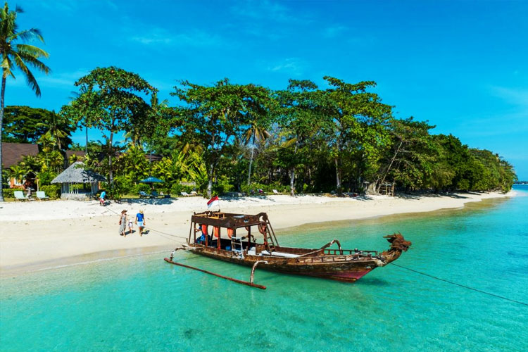 Family boat trip with Naga Mesem boatat Hotel Tugu Lombok. (FOTO: AJP TIMES Indonesia)
