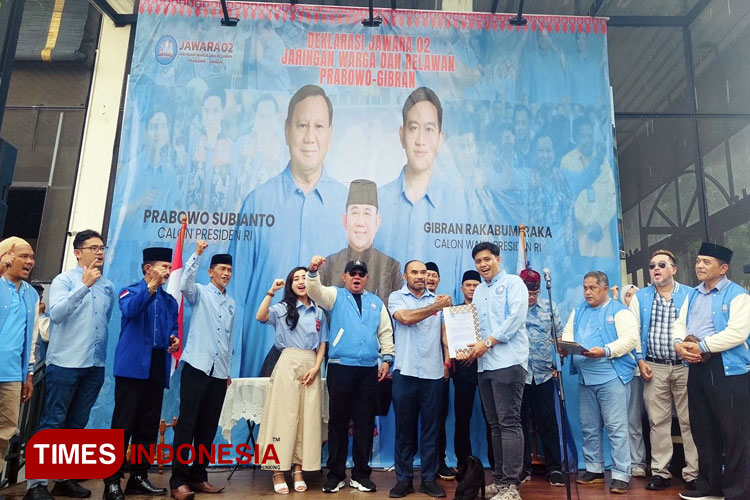 Relawan JAWARA 02 saat menerima sertifikasi TKN Prabowo-Gibran di Rumah Besar Pemenangan Prabowo 08, Slipi, Jakarta Barat, (23/1/2024). (FOTO: Farid Abdullah/TIMES Indonesia). 