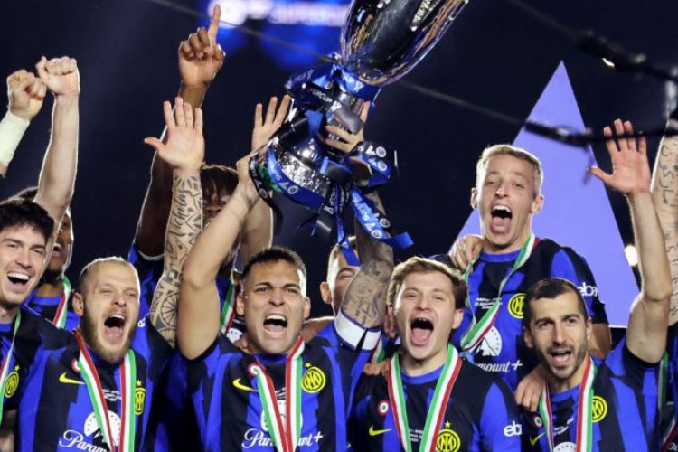 Kapten Inter Milan Lautaro Martinez mengangkat trofi Piala Super Italia setelah menang 1-0 atas Napoli di laga final di Al Awwal Stadium, Riyadh, Arab Saudi pada 23 Januari 2023. (ANTARA/REUTERS/AHMED YOSRI)