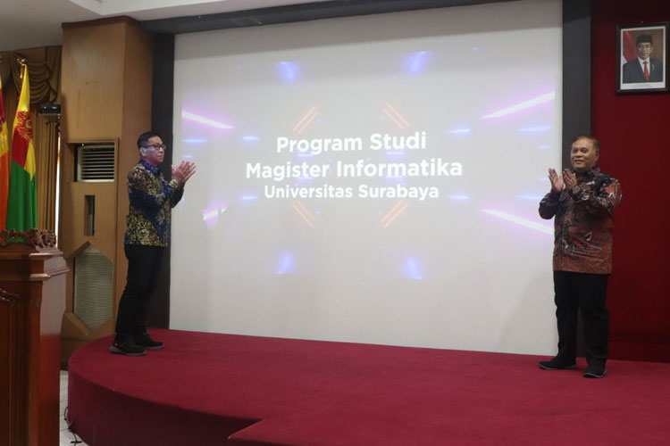 Launching Program Studi Magister Informatika Ubaya oleh Rektor Ubaya Benny Lianto (kiri) dan Dewan Pengarah BRIN Prof. Marsudi (kanan). (FOTO: AJP TIMES Indonesia)