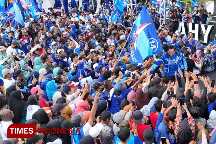 Agus Harimurti Yudhoyono (AHY), Ketum Partai Demokrat saat berada di atas panggung menemui para simpatisan (Foto: Akmal/TIMES Indonesia).