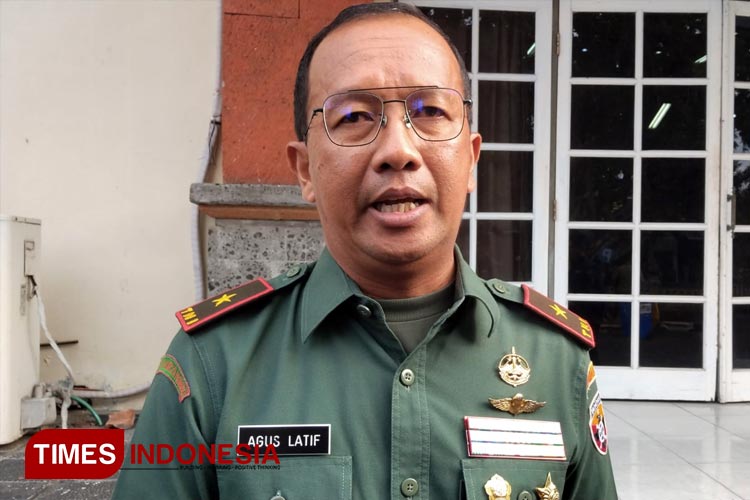 Danrem 163 Wira Satya Brigjen TNI Agus Muchlis Latif saat diwawancara wartawan jelang pembukaan RAT. (FOTO: Susi/TIMES Indonesia) 
