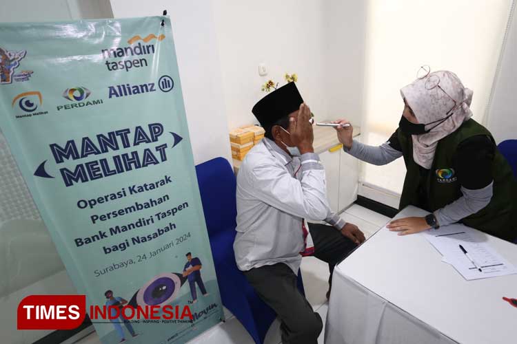 Pasien saat melakukan screening katarak gratis di Kantor Bank Mandiri Taspen Surabaya, Rabu (24/1/2024). (Foto: Lely Yuana/TIMES Indonesia)
