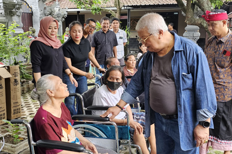 Suasana penyerahan bantuan kursi roda dari anggota DPR RI Rachmat Hidayat kepada umat Hindu lansia. (Foto: PDIP NTB for TIMES Indonesia)