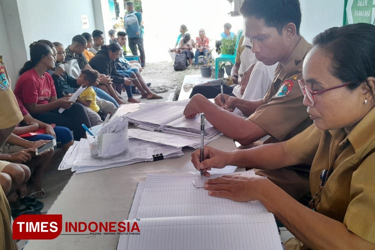 Disdukcapil Kabupaten Sumba Timur saat melakukan pendaftaran dan perekaman bagi pemilih potensial. (FOTO:Habibudin/TIMES Indonesia)
