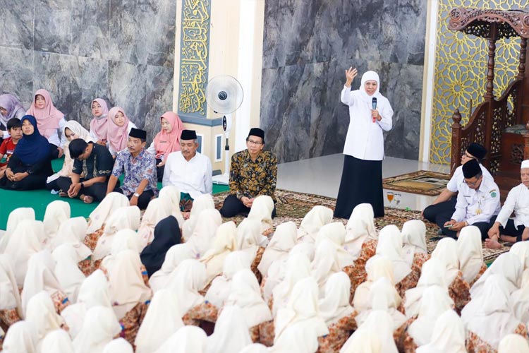 Gubernur Khofifah saat mengikuti acara doa dan tahlil yang digelar SMA Negeri 1 Sidoarjo di Masjid SMAN 1 Sidoarjo, Rabu (24/1/2024).(Dok.Humas Pemprov Jatim)