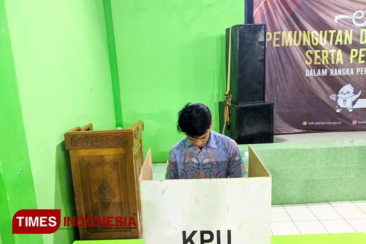 Suasana simulasi pencoblosan di TPS yang digelar oleh KPU Pacitan di Desa Purwoasri, Kecamatan Kebonagung, Rabu (24/1/2024). (FOTO: Yusuf Arifai/TIMES Indonesia)