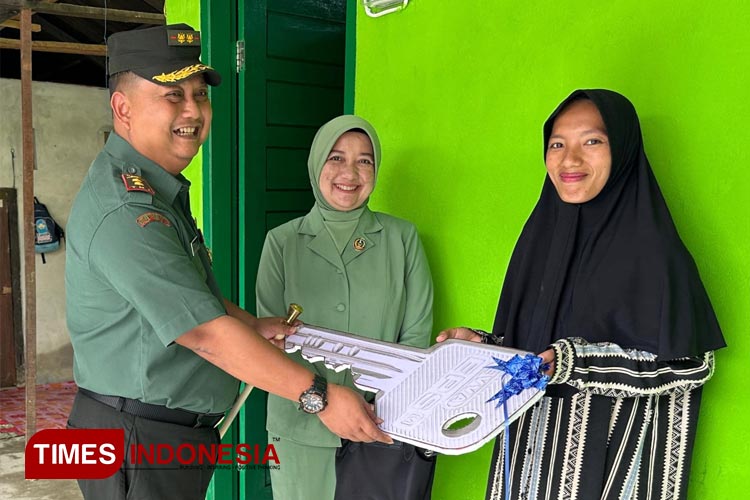 Dandim Abdya Letkol Inf Roqich menyerahkan kunci rumah kepada janda tiga anak di Babahrot, Abdya, Rabu (24/1/2024). (FOTO: T. Khairul Rahmat Hidayat/TIMES Indonesia)