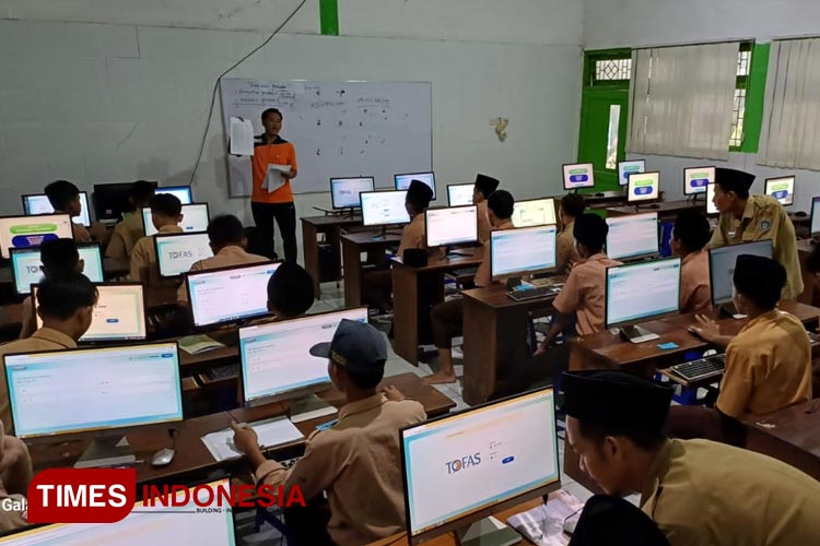 Sejumlah siswa SMP di Kabupaten Lamongan mengikuti tes matematika standar internasional secara online di sekolahnya masing-masing. (FOTO: Dinas Pendidikan for TIMES Indonesia)