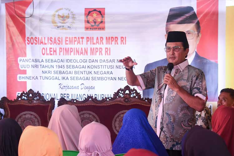Wakil Ketua MPR RI Fadel Muhammad saat acara Sosialisasi Empat Pilar MPR di desa Pongongaila, Kecamatan Pulubala, Kabupaten Gorontalo, pada Rabu (24/1/2024). (foto: dok MPR RI)