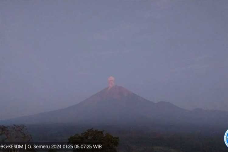 Gunung Semeru kembali Erupsi, Tinggi Letusan Capai 900 Meter
