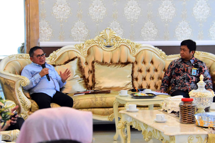 Wali Kota Gorontalo Marten Taha saat menerima kunjungan tim pengumpul data dari DPR RI. (Foto: Humas Pemkot Gorontalo for TIMES Indonesia) 
