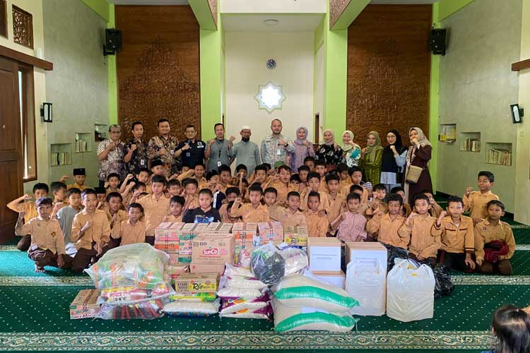 Peringatan Hari Bhakti Imigrasi yang ke-74, Kantor Imigrasi Kelas I TPI Malang menggelar kegiatan bakti sosial yang penuh makna di Pondok Pesantren Yatim Dhuafa Singosari Malang.