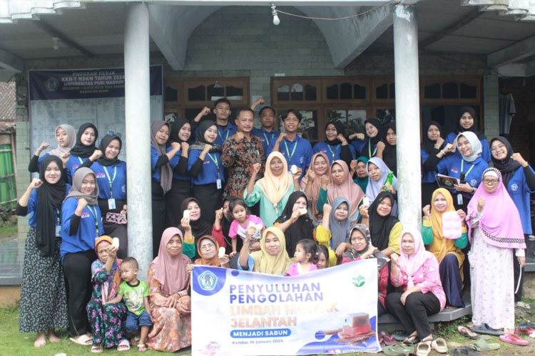 Foto bersama warga/ peserta Penyuluhan Pengolahan Limbah Minyak Jelantah Menjadi Sabun. (Foto: Humas UNIPMA for TIMES Indonesia)