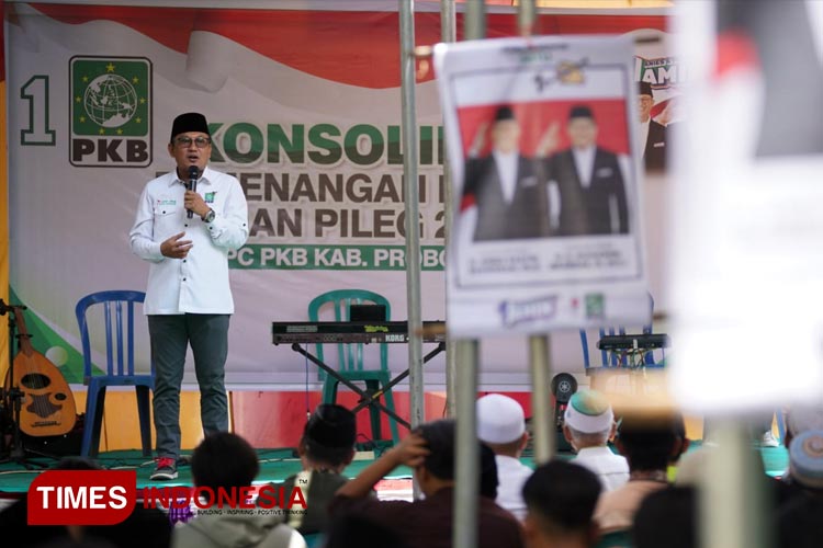 Ketua DPC PKB Kabupaten Probolinggo, Abdul Malik Haramain, saat orasi dalam Konsolidasi pememenangan PKB - AMIN di Kecamatan Bantaran. (FOTO: Taufik Hidayat / TIMES Indonesia)