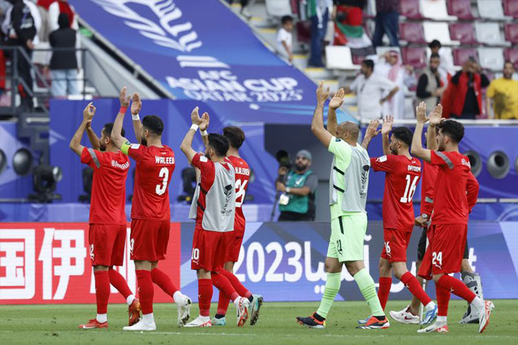 Pemain Bahrain memberi salam kepada para suporternya usai pertandingan melawan Yordania dalam laga Grup E Piala Asia 2023 di Stadion Al-Janoub, Al-Wakrah, selatan Doha, Qatar, 25 Januari 2024. (Foto: ANTARA/AFP/KARIM JAAFAR)