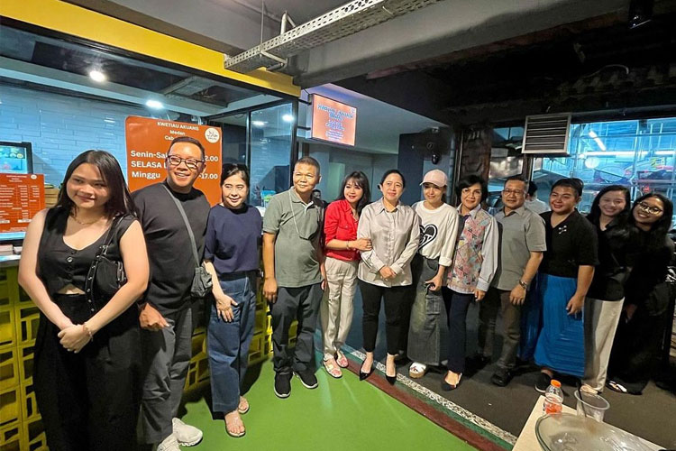 Ketua DPR RI Puan Maharani saat mengunjungi Black Stone Garage. (foto: Black Stone Garage)