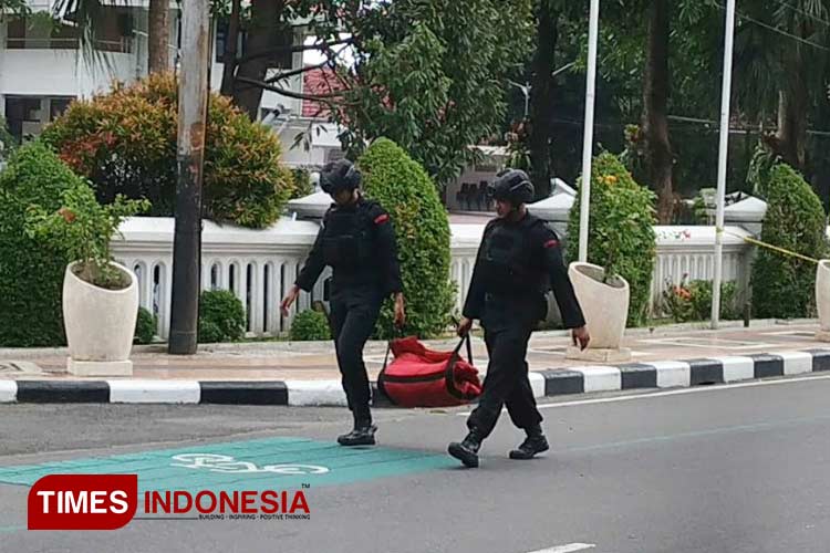 Petugas saat mengevakuasi barang mencurigakan di depan balai kota kediri (foto:yobby/Times Indonesia)