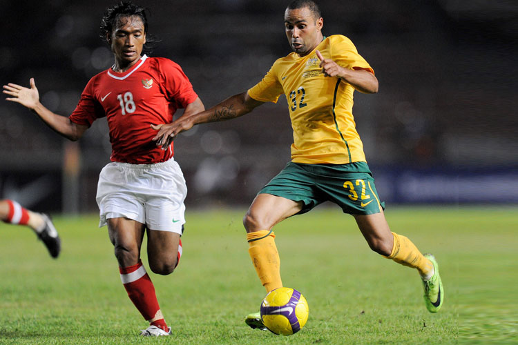 Gelandang serang Timnas Indonesia, Hariono berebut bola dengan pemain Australia saat kualifikasi Piala Asia Qatar 2011.  (Foto: socceroos)
