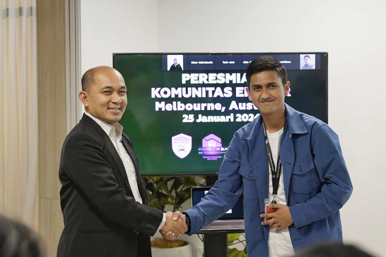 Agung Haris Setiawan (right), the Trade Attaché of the Republic of Indonesia in Canberra and Taufiqurrahman Ali (left) during the talkshow.
