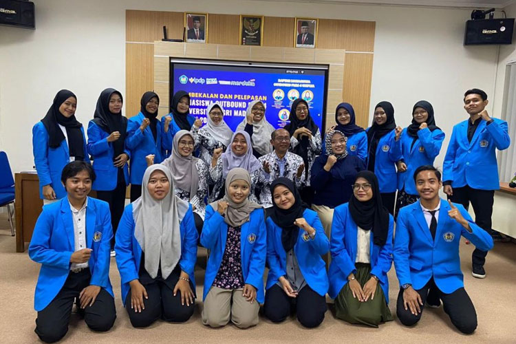 Rektor UNIPMA bersama mahasiswa PMM UNIPMA angkatan 4 tahun 2024. (Foto: Humas UNIPMA for TIMES Indonesia)