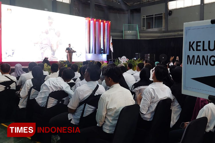 Ribuan KPPS menjalani bimtek secara bertahap di GOR A Yani, Kota Probolinggo. (Foto: Rizky Putra Dinasti/TIMES Indonesia)