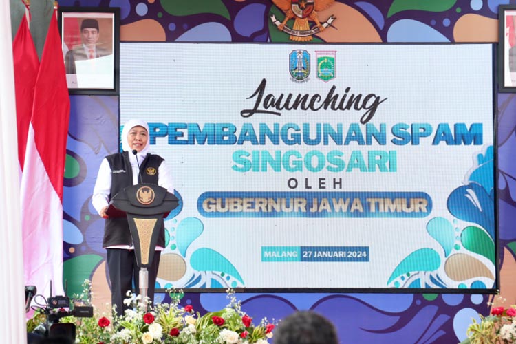 Gubernur Khofifah saat meluncurkan Pembangunan Sistem Penyediaan Air Minum (SPAM) Singosari Kabupaten Malang di Dusun Sumbul, Desa Klampok, Kecamatan Singosari, Sabtu (27/1/2024). (Foto: Humas Pemprov Jatim)